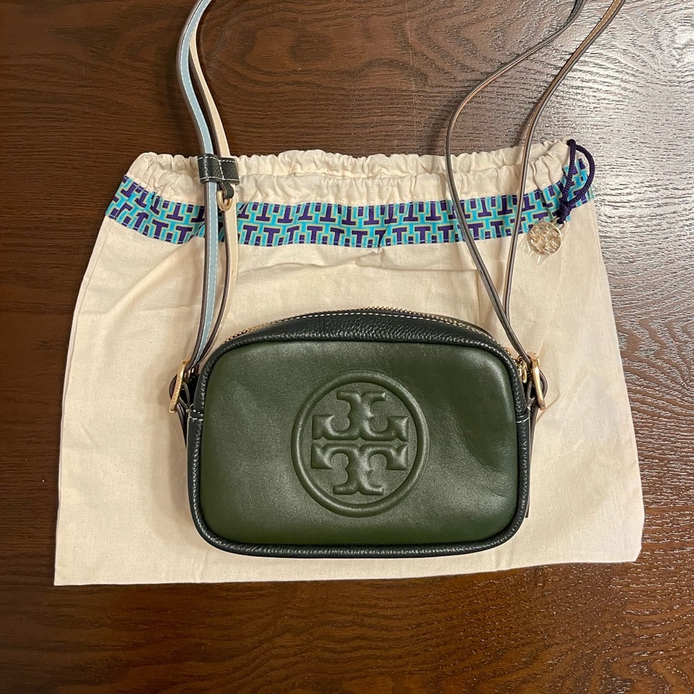 NEW 🥰🥰 Tory butch perry bombe double zipper camera bag & double straps .